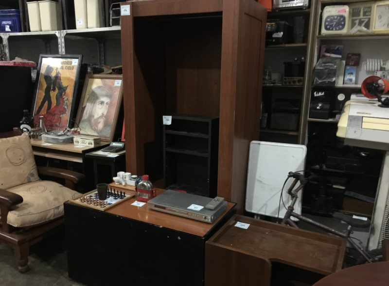 MUEBLES VARIOS Y SALDOS DE ARTICULOS ESCOLARES