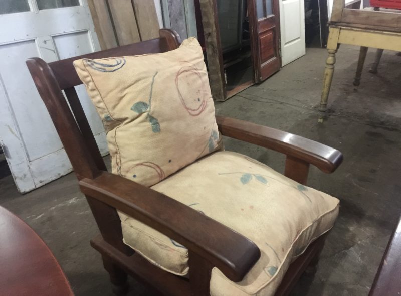 MUEBLES VARIOS Y SALDOS DE ARTICULOS ESCOLARES