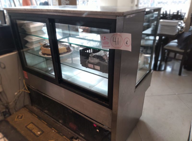 HELADERIA CAFETERIA CONFITERIA Y ENTREPISO PESADO CON ESCALERA