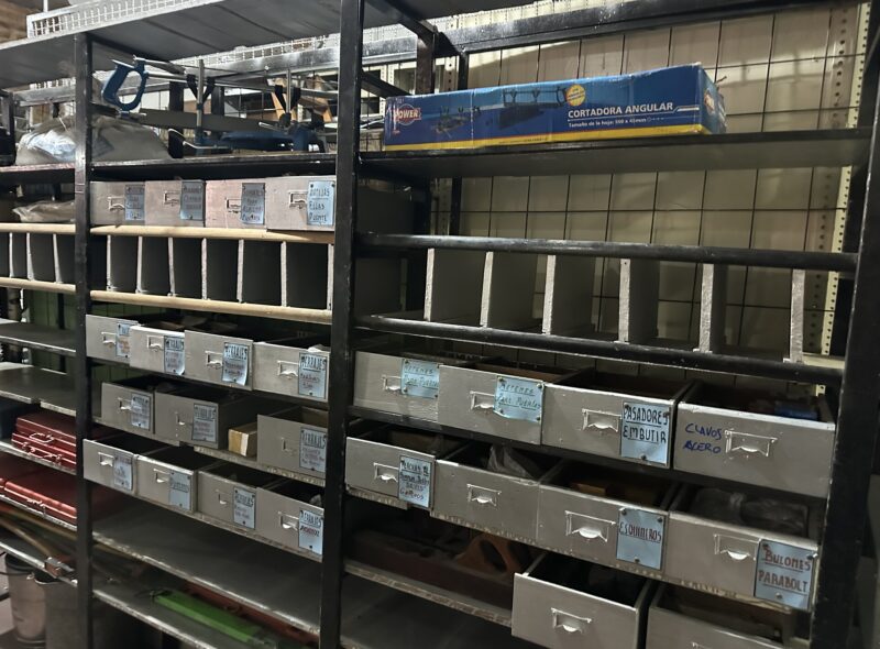 FERRETERÍA INSTALACIONES Y SALDOS