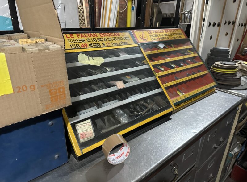 FERRETERÍA INSTALACIONES Y SALDOS