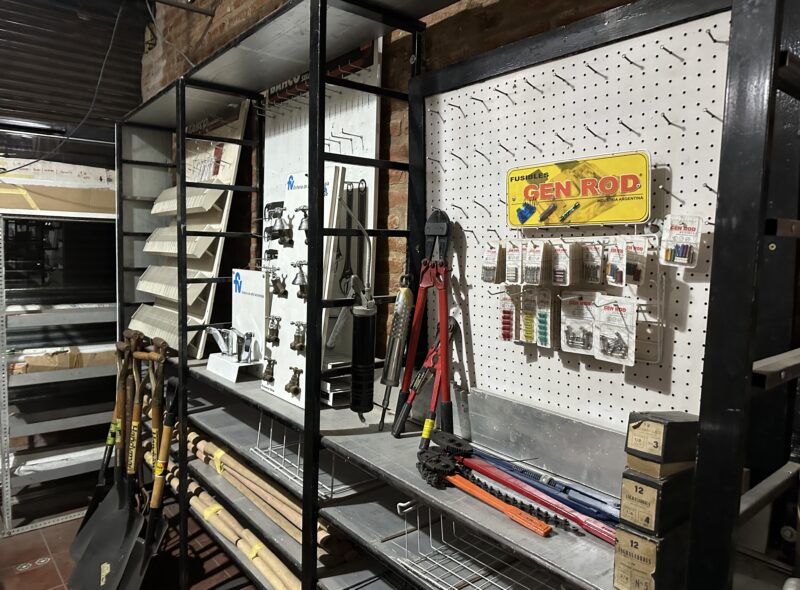 FERRETERÍA INSTALACIONES Y SALDOS