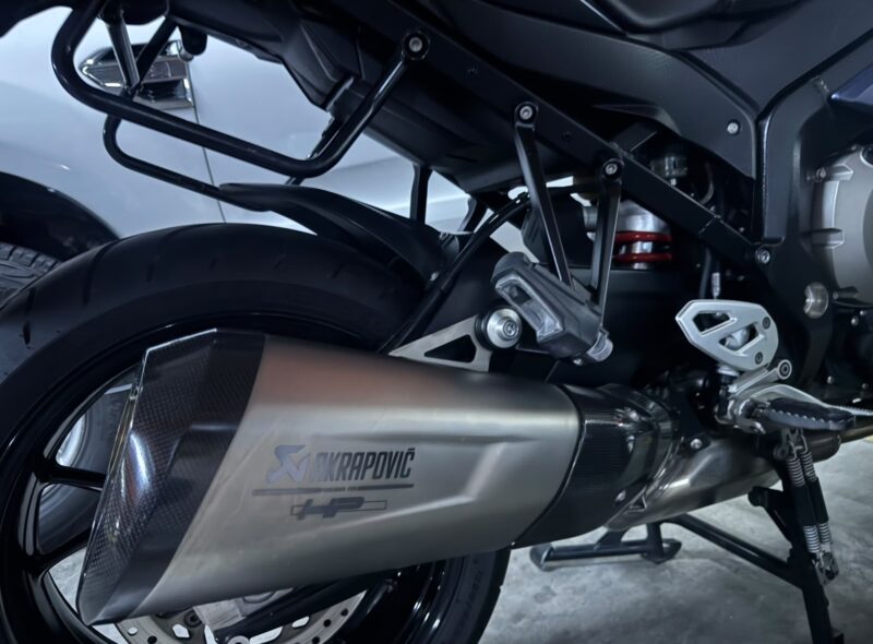 AUTOMOTORES Y MOTOCICLETAS