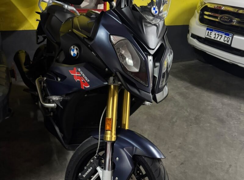 AUTOMOTORES Y MOTOCICLETAS