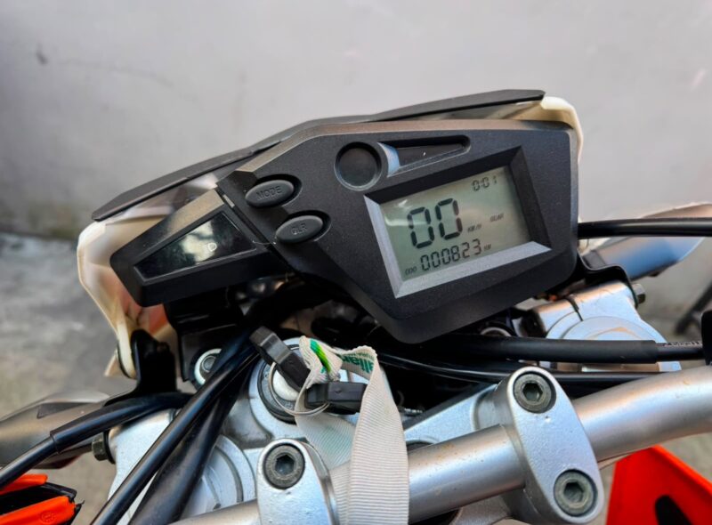 AUTOMOTORES Y MOTOCICLETAS
