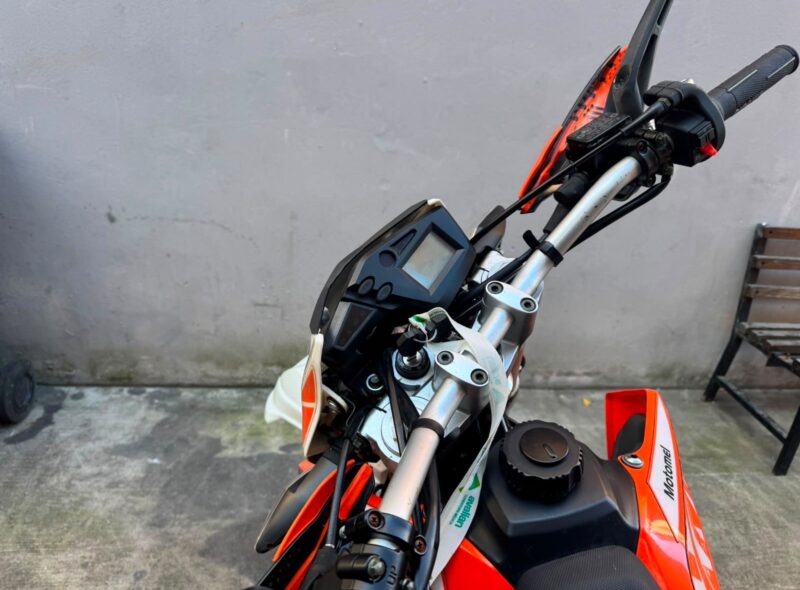 AUTOMOTORES Y MOTOCICLETAS