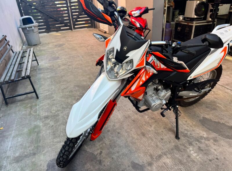 AUTOMOTORES Y MOTOCICLETAS