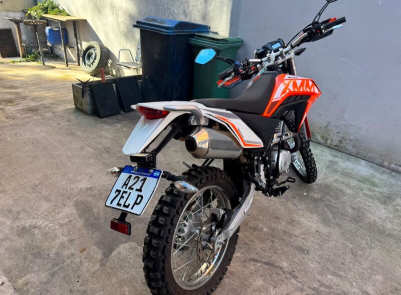 AUTOMOTORES Y MOTOCICLETAS